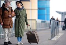 Yaşlılar için uçak yolculuğunu kolaylaştıracak 14 ipucu