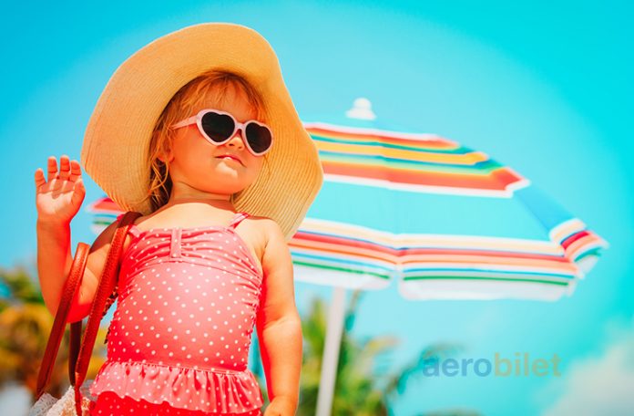 Ucuz uçak biletleri ile seyahat planları tamamsa çocukları güneşten korumak için önlem almaya başlayın!
