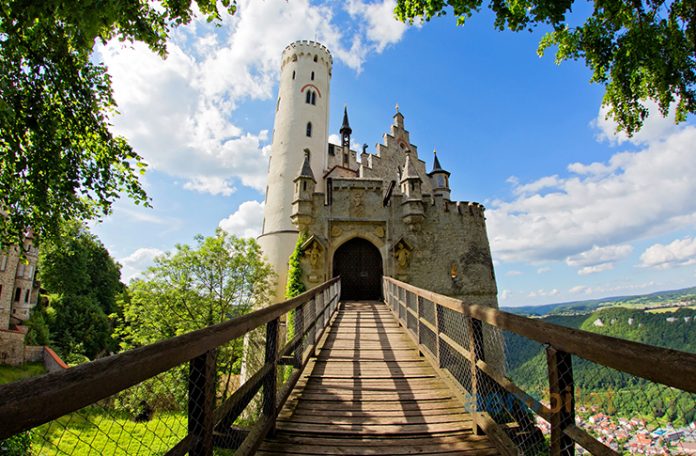 Baden Uçak Bileti ile Masallardan Çıkmış Şatolara Mistik Bir Yolculuk Yapın