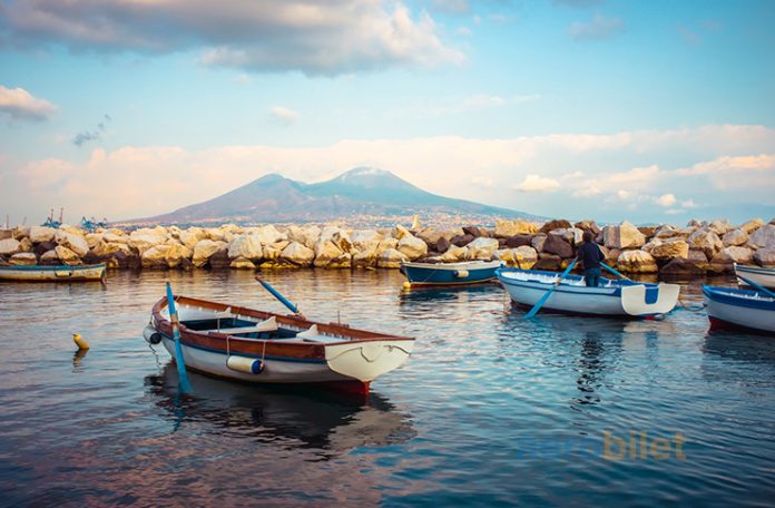 Napoli Uçak Bileti Alarak Yanardağ Eteklerinde Tarihi Bir Şehre Uçun