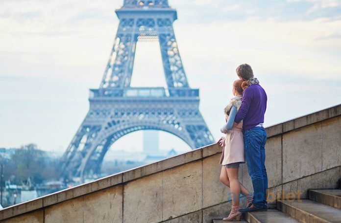 Paris Uçak Bileti Alarak Fransa’nın Mücevheri Paris’i Gezin