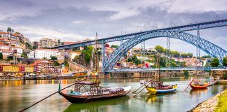 Porto Uçak Bileti ile Muhteşem Sahillerin Tadını Çıkarın Porto Uçak Bileti ile Muhteşem Sahillerin Tadını Çıkarın