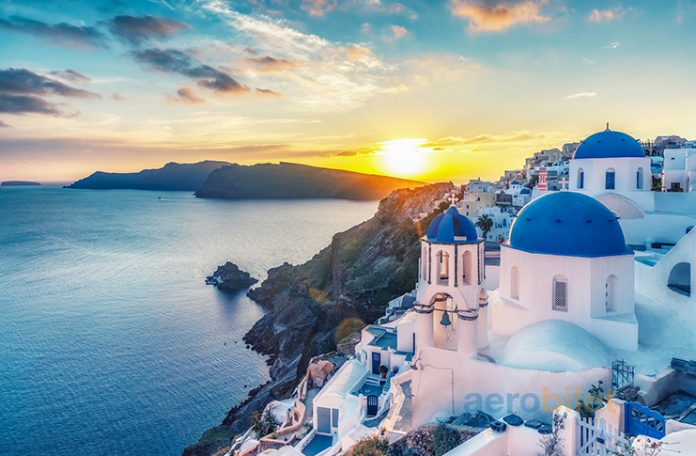 Santorini Uçak Bileti ile Yunanistan Tatil Cennetine Uçun