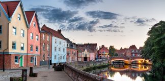 Norwich Uçak Bileti ile Sonbaharda İngiltere’ye Uçun Norwich Uçak Bileti ile Sonbaharda İngiltere'ye Uçun